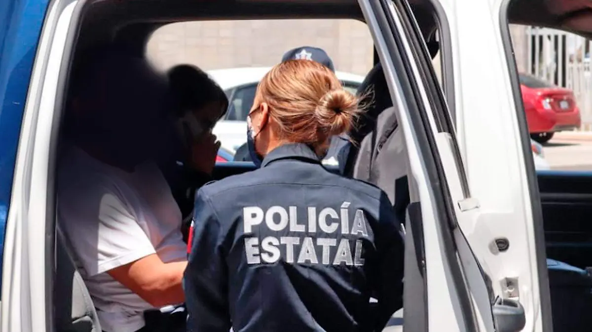 policia estatal auxilia a dos hombres